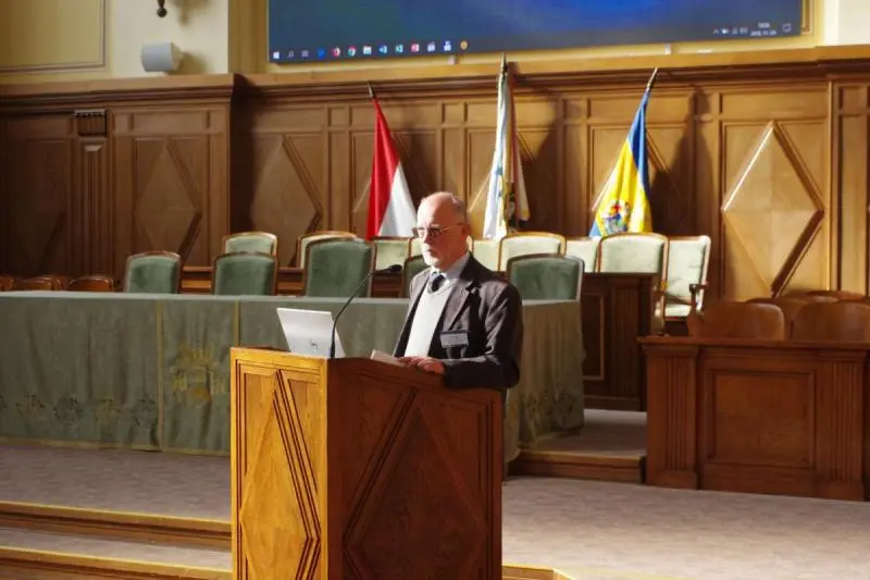 1. k&eacute;p: Eln&ouml;ki k&ouml;sz&ouml;ntőt mond Csorba P&eacute;ter a IX. Magyar F&ouml;ldrajzi Konferenci&aacute;n