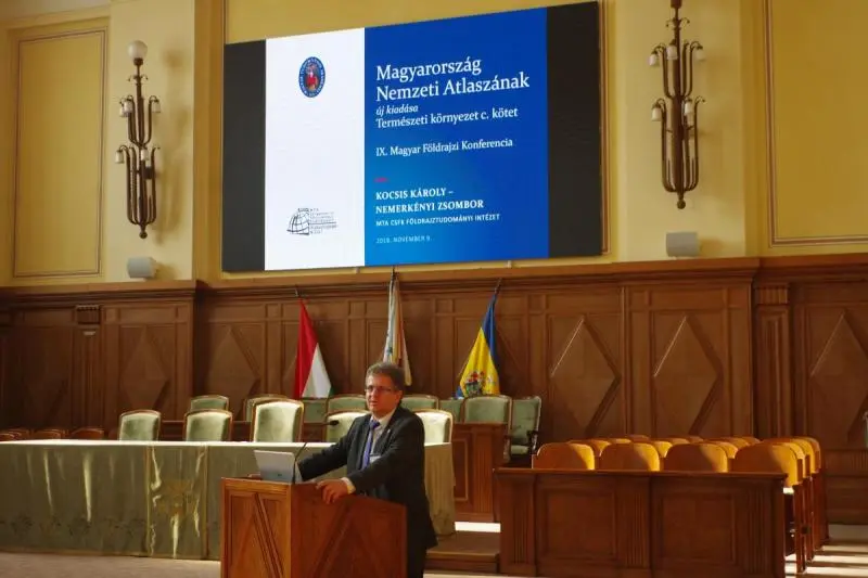 3. k&eacute;p: Kocsis K&aacute;roly Magyarorsz&aacute;g Nemzeti Atlasz&aacute;nak &uacute;j kiad&aacute;sa c&iacute;mű plen&aacute;ris előad&aacute;sa a IX. Magyar F&ouml;ldrajzi Konferenci&aacute;n